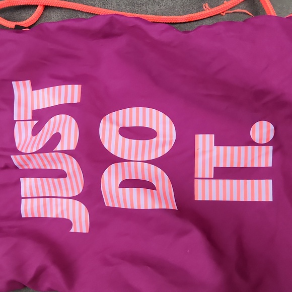 Nike Drawstring Bag - Picture 2 of 6
